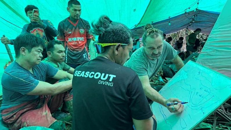 Mergulhadores retiram um dos homens retidos numa caverna no Laos