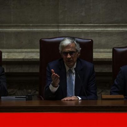 Aguiar-Branco questiona constitucionalidade da revisão do Chega
