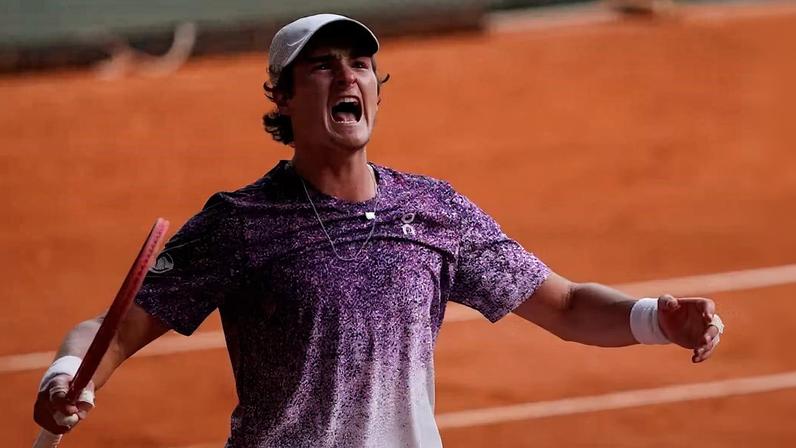 João Fonseca vence Djokovic pela primeira vez em Grand Slam