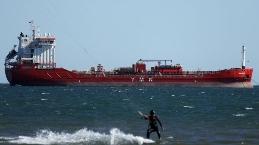 Teerão permite passagem de mais navios pelo estreito de Ormuz