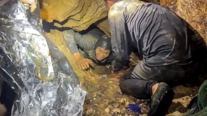Um dos sete resgatados de gruta inundada no Laos
