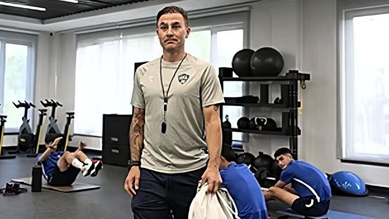 Fabio Cannavaro durante um treino da seleção do Uzbequistão, em Tashkent