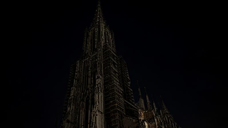 A torre da Catedral de Ulm tem cerca de 161 metros de altura.