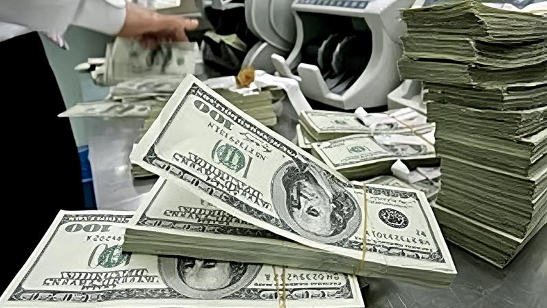 Um funcionário bancário sul-coreano trabalha junto a maços de notas de dólar norte-americano na sede do Korea Exchange Bank, em Seul, a 20 de outubro de 2008