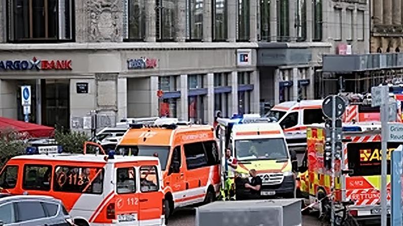 Equipas de emergência junto à entrada da Grimmaische Strasse após um carro ter atropelado várias pessoas em Leipzig, Alemanha, segunda-feira, 4 de maio de 2026