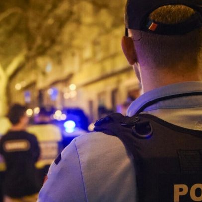 Polícias utilizam coletes à prova de bala numa procissão de baixo risco no Martim Moniz