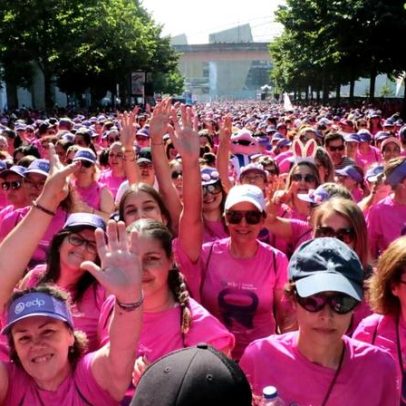 Ruas do Porto pintadas de rosa marcam a Corrida da Mulher