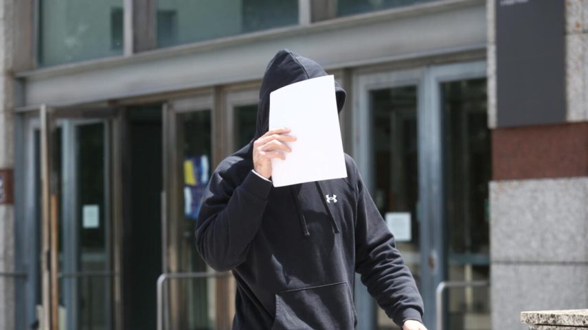 Mulher acusada de homicídio afirma não ter esfaqueado o marido