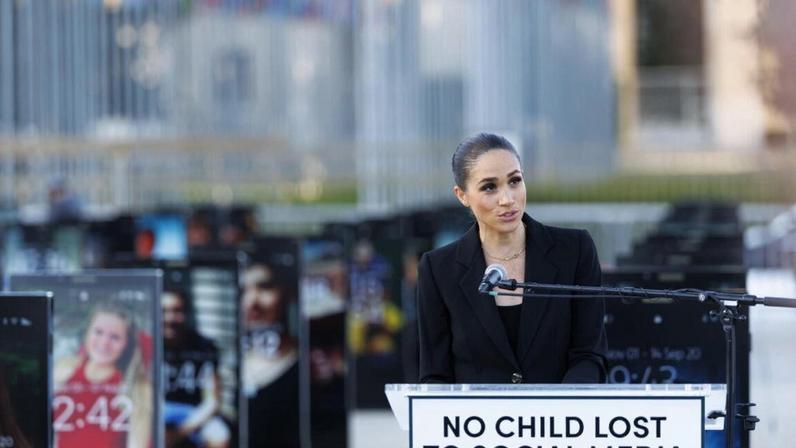 Meghan Markle participou no tributo às vítimas de violência digital e apelou à proteção das crianças online