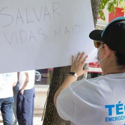 Técnicos de emergência pré-hospitalar em vigília contra nova lei do INEM