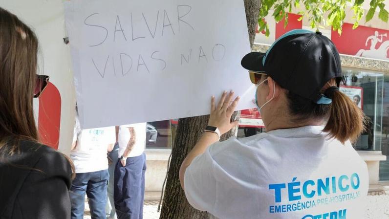 Técnicos de emergência pré-hospitalar em vigília contra nova lei do INEM