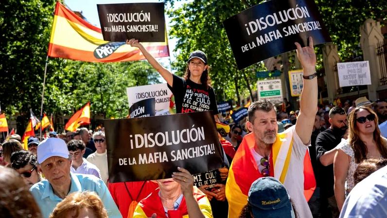 Milhares em Madrid pedem demissão de Pedro Sánchez