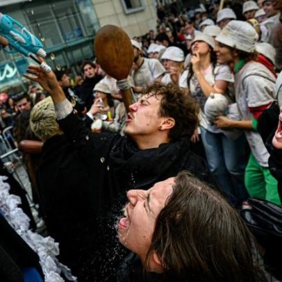 Cortejo académico transforma o Porto numa festa com milhares nas ruas