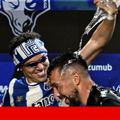 FC Porto celebra título com cantos, euforia e pirotecnia no Dragão