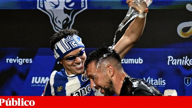 FC Porto celebra título com cantos, euforia e pirotecnia no Dragão
