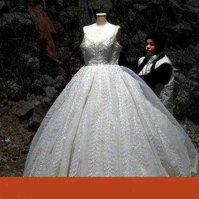 Vestidos de noiva usados ganham segunda vida entre destroços de Gaza