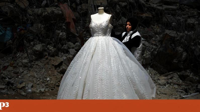 As famílias têm tido dificuldade em encontrar vestidos de noiva novos