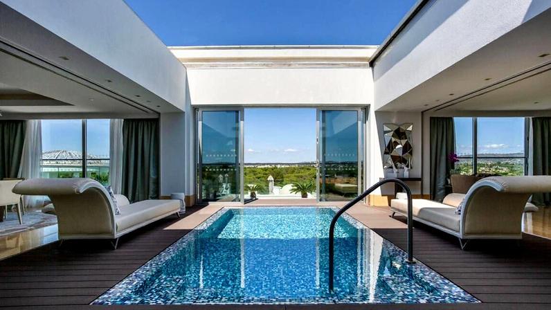 Quinta do Lago, enclave exclusivo do Algarve, luxo em espaço, serviço e natureza