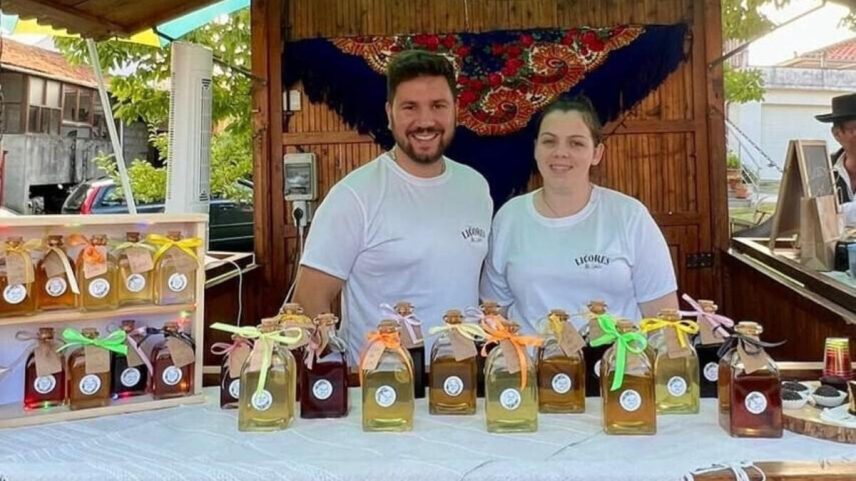André e Tânia vendem licores, compotas, mel e biscoitos em feiras de artesanato
