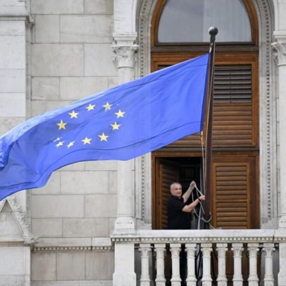 Bandeira da UE regressa ao parlamento da Hungria após 12 anos