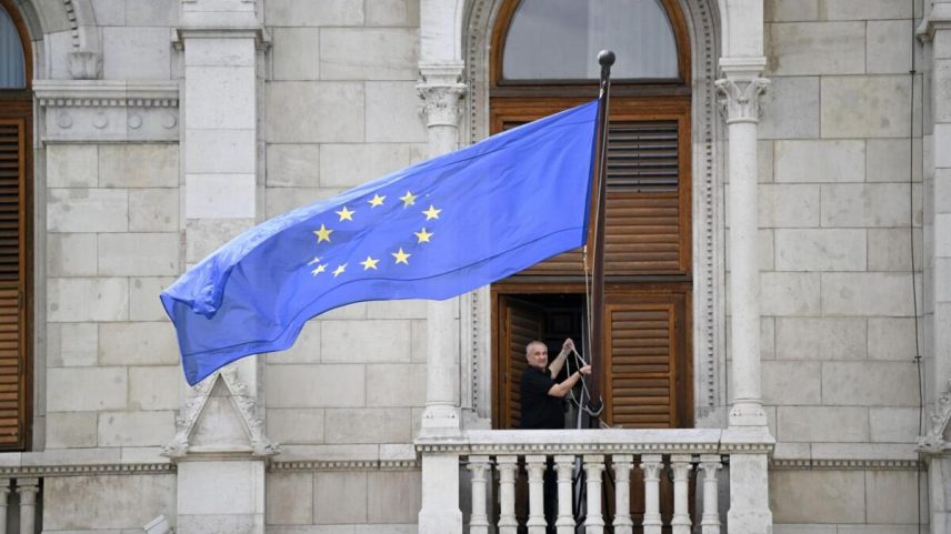 Bandeira da UE regressa ao parlamento da Hungria após 12 anos