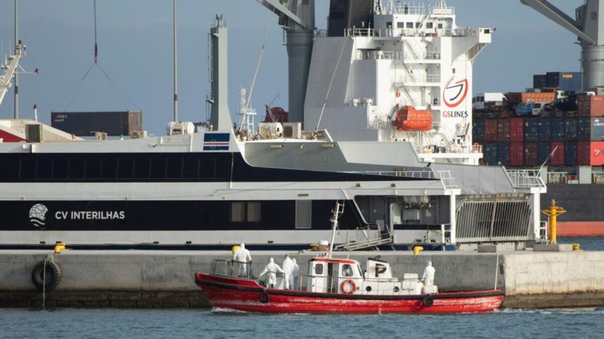 MV Hondius está perto da capital cabo-verdiana, Praia. Médicos recolheram amostras para análises