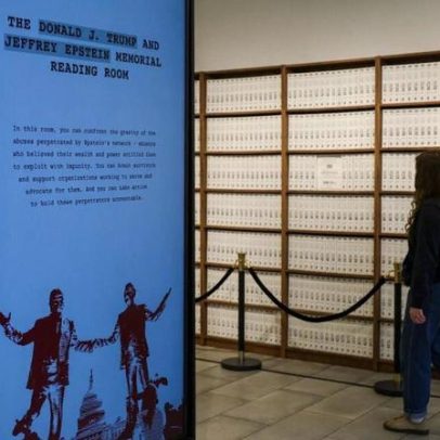 Documentos do caso Epstein expostos em exposição temporária em Nova Iorque