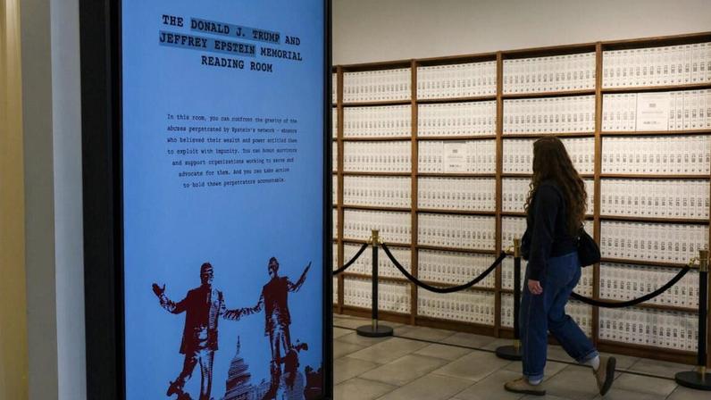 Documentos do caso Epstein expostos em exposição temporária em Nova Iorque