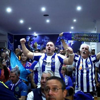 Golo de Bednarek celebrado numa festa na Casa do FC Porto em Lisboa