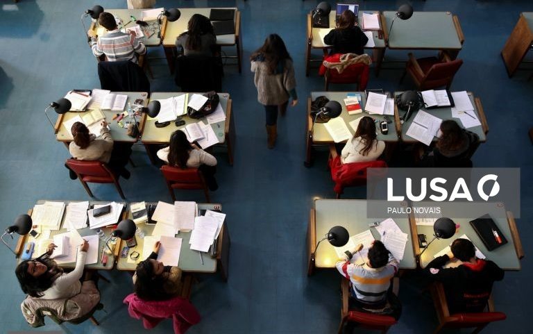 Governo reforça ação social e estima valor médio das bolsas em 2.660 euros/ano