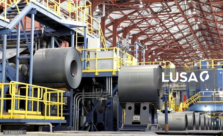 Preços da produção industrial aceleram em abril, maior subida em três anos
