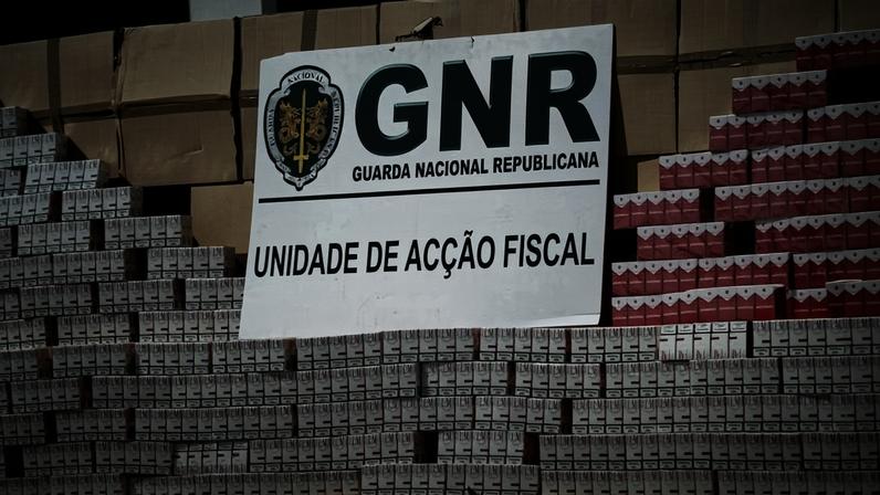 GNR apreende mais de dois milhões de cigarros em Guimarães e detém três homens