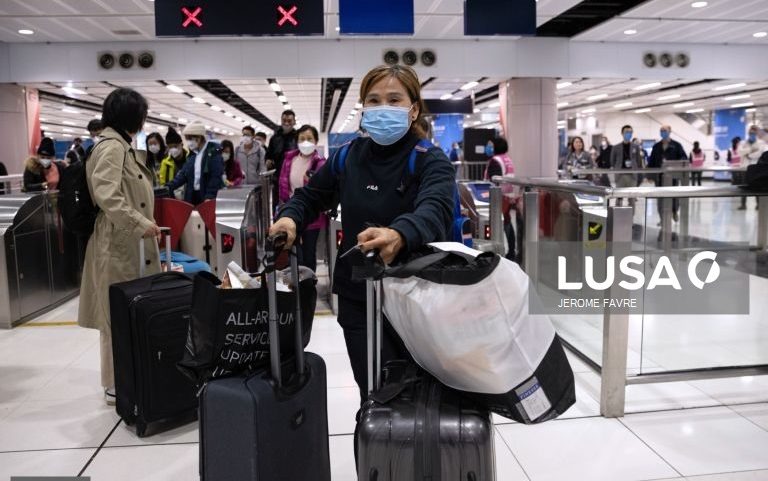 Hong Kong reforça controlo a viajantes vindo de África face a surto de ébola