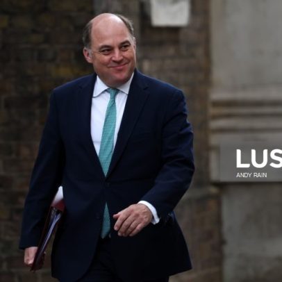 Rússia emite mandado de captura contra ex-ministro da Defesa britânico