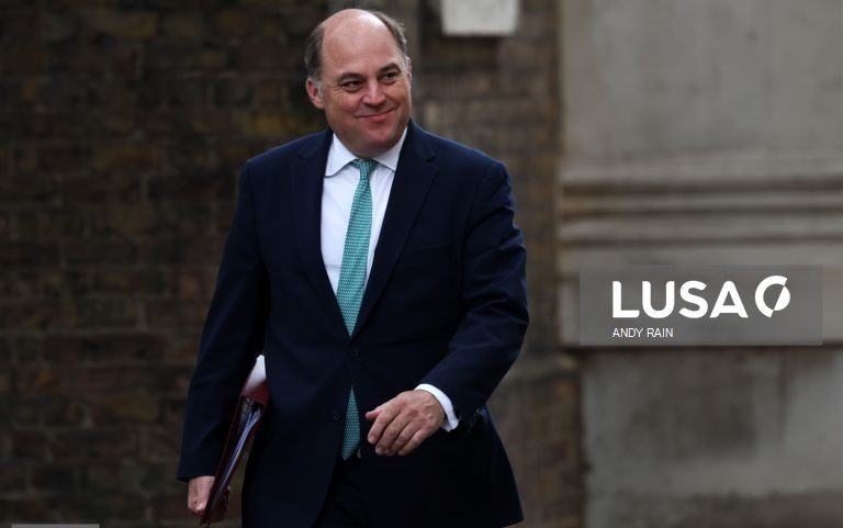 Rússia emite mandado de captura contra ex-ministro da Defesa britânico