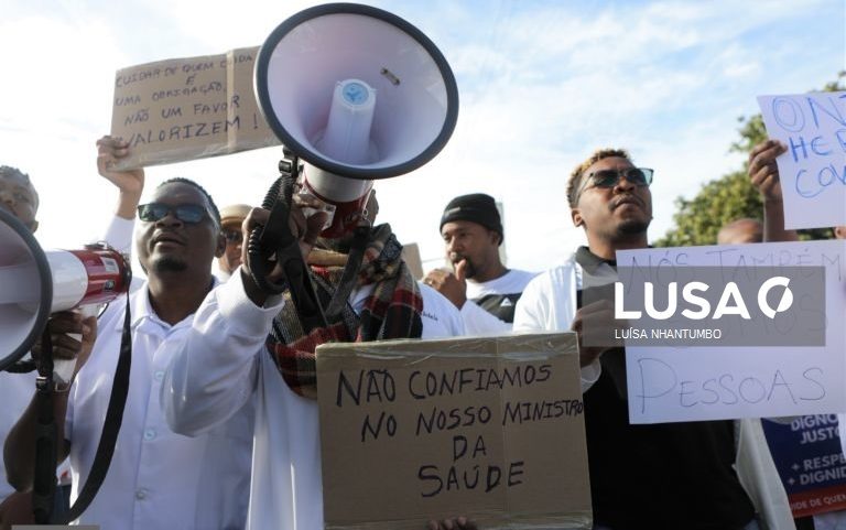 Profissionais de saúde moçambicanos mantêm greve e exigem demissão de ministro