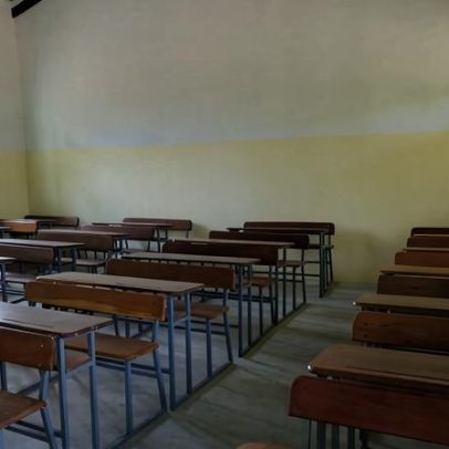 Moçambique constrói escola para alunos que partilham carteiras com reclusos