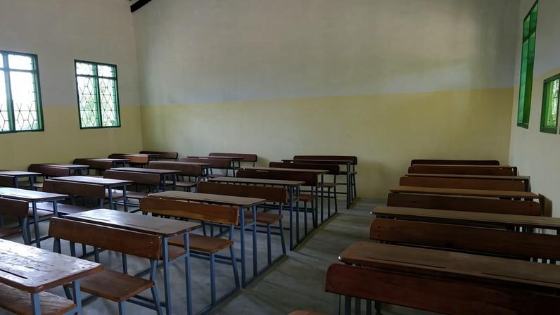 Moçambique vai construir escola para alunos que dividem carteiras com reclusos