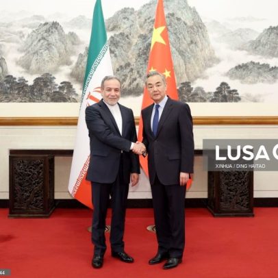 China e Irão discutem cooperação em encontro diplomático em Pequim