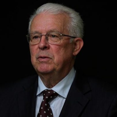 Ministro condecora Alípio Tomé Pinto pela atuação na comissão do 25 de novembro