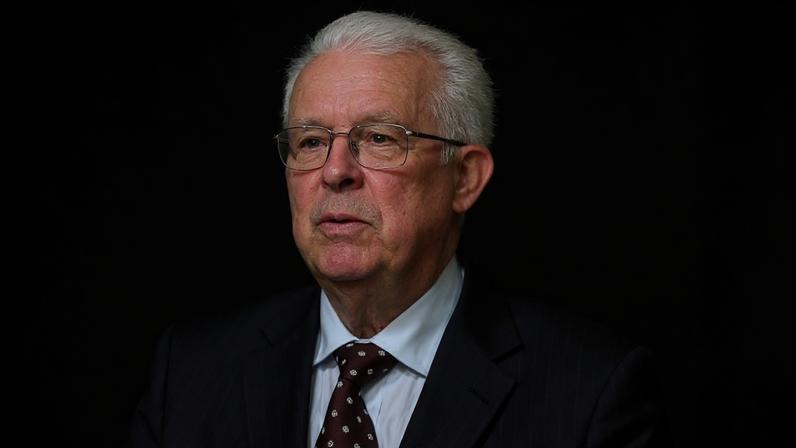 Ministro condecora Alípio Tomé Pinto pela atuação na comissão do 25 de novembro