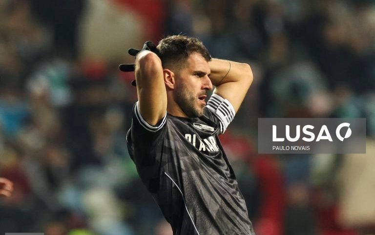 Nélson Oliveira afirma ter sido suspenso pelo Vitória por defender colega