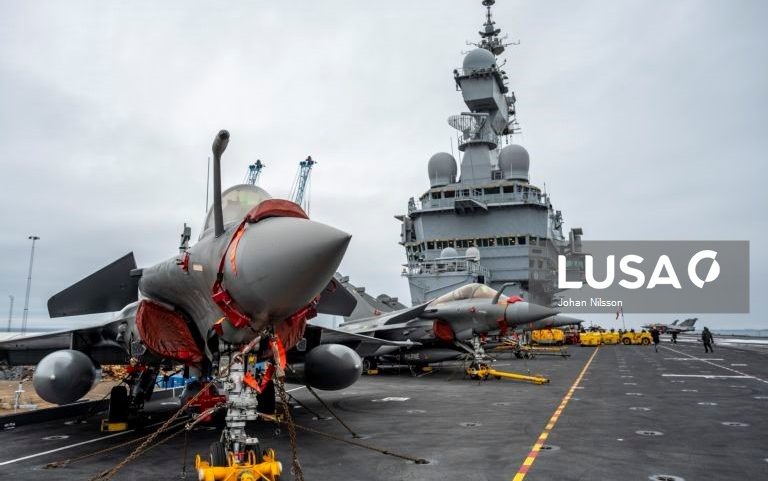 Porta-aviões francês atravessa o Canal de Suez rumo ao Golfo Pérsico
