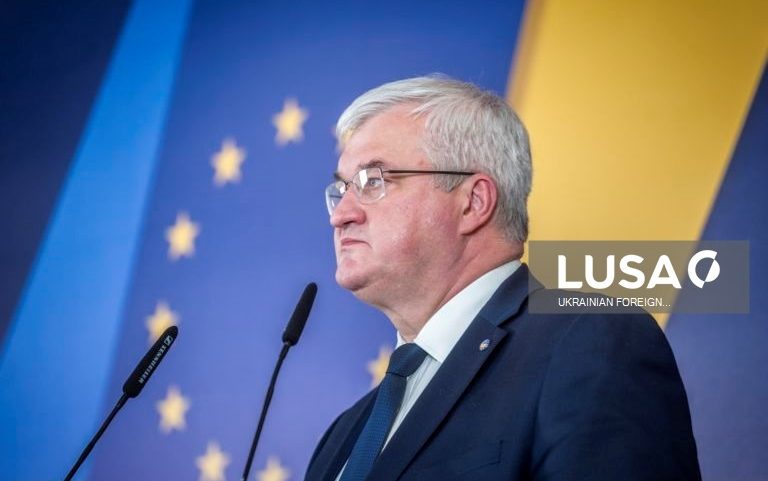 Kiev e europeus rejeitam Schroeder como mediador