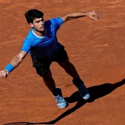 Carlos Alcaraz ausenta-se de Wimbledon por lesão no pulso