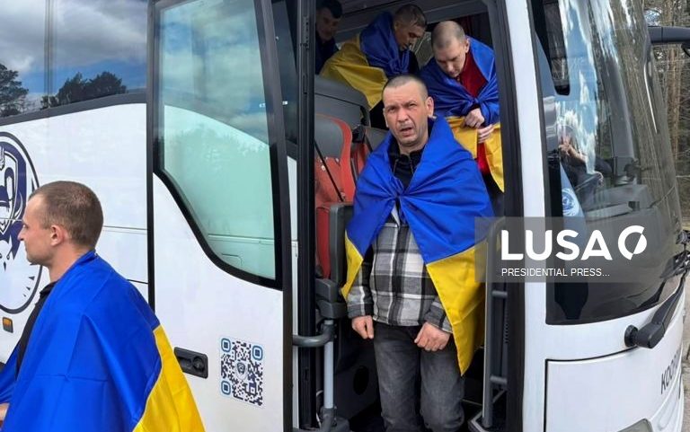 Moscovo e Kiev trocam 205 prisioneiros de guerra