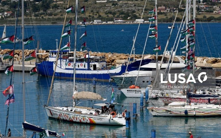 Dois ativistas da flotilha detidos em Israel vão ser libertados hoje