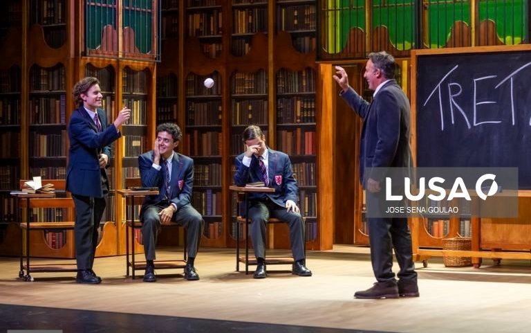 Peça “Clube dos Poetas Mortos” chega ao Porto em janeiro após sucesso em Lisboa