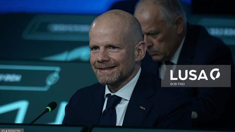 Secretário-geral FIFA visita China em meio a impasse sobre direitos do Mundial