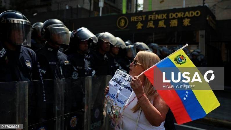 Centenas manifestaram-se na Venezuela para exigir melhores salários, democracia e liberdade